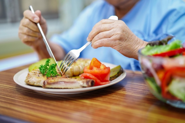 Photo midsection of woman holding food on table