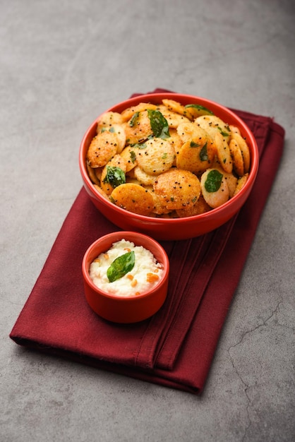 Mini idli fry with coconut chutney