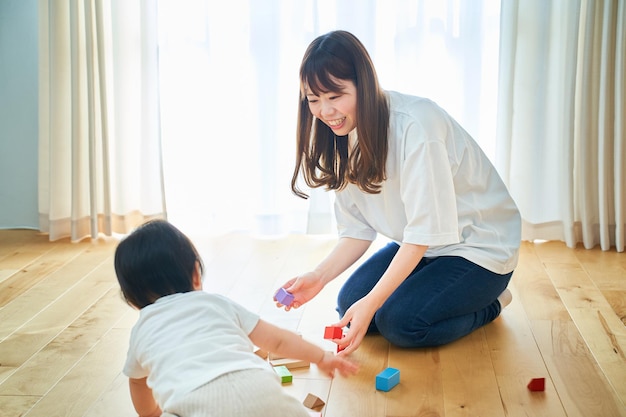 Photo mother and child playing with building blocks