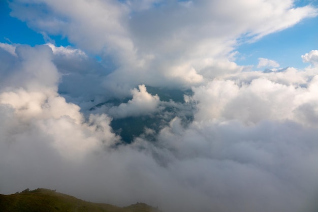 Photo a mountain is seen with clouds and the sky is blue