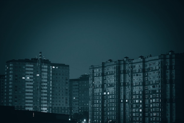 Photo multistorey building with dark windows at night blackout in the city electricity shutdown power crisis