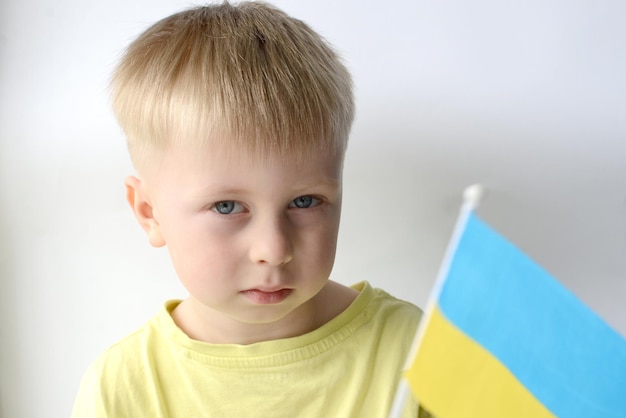 Oekraïense jongen met de vlag van Oekraïne