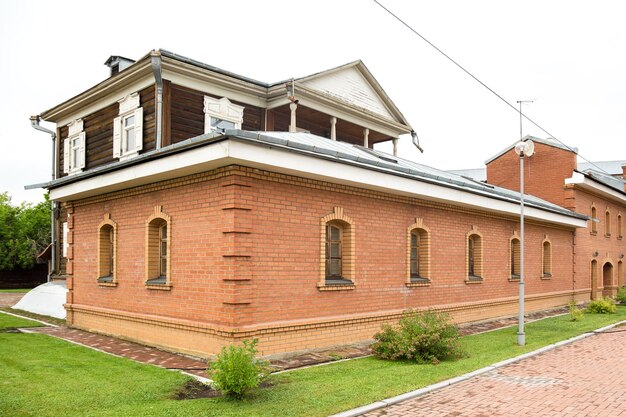 Photo onestory red brick building for household needs