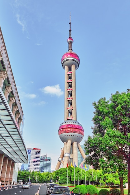 Photo oriental pearl tower.  shanghai's tallest buildings. china.