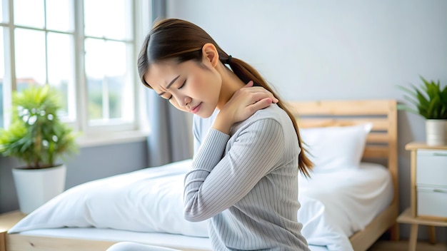 Foto dolore muscoli del corpo rigido problema giovane donna asiatica dolorosa schiena dolore al collo dal lavoro mano tenendo ma