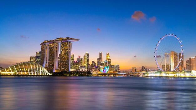 Photo panorama view of business downtown building area during twilight time at singapore