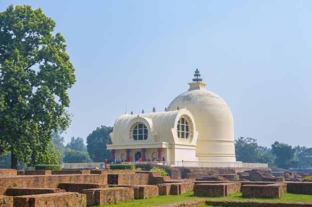 Photo parinirvana stupa and temple kushinagar india