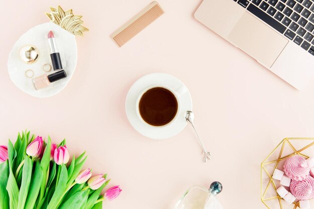 Photo pastel female office desk table with laptop and cup of coffee top view flat lay