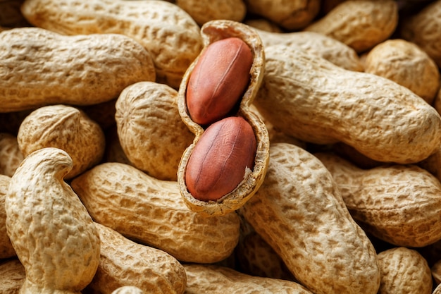 Foto arachide pelata su noccioline ben fatte. arachidi, per sfondo o texture.