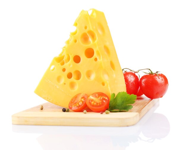 Photo piece of cheese and tomatoes on wooden board isolated on white