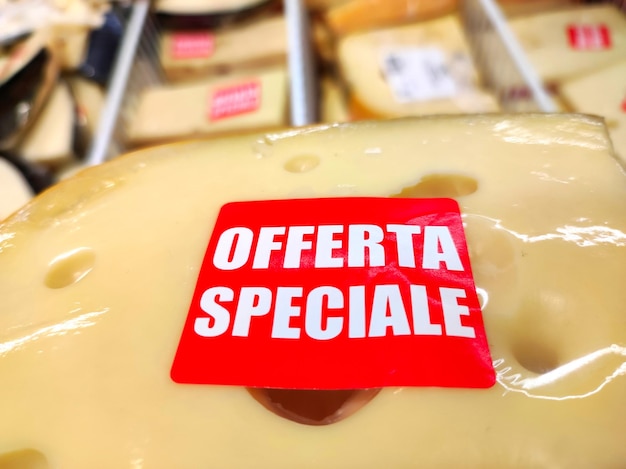 Foto un pezzo di formaggio con buchi venduto a sconto con le parole 