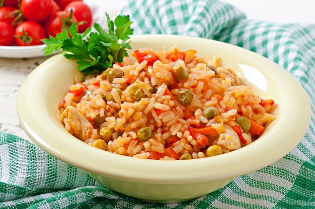 Foto pilaf con pollo, carota e piselli