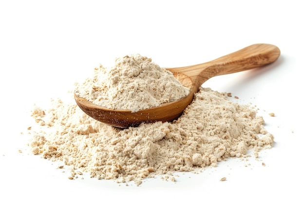 Foto masso di farina di grano integrale con cucchiaio di legno isolato sul bianco