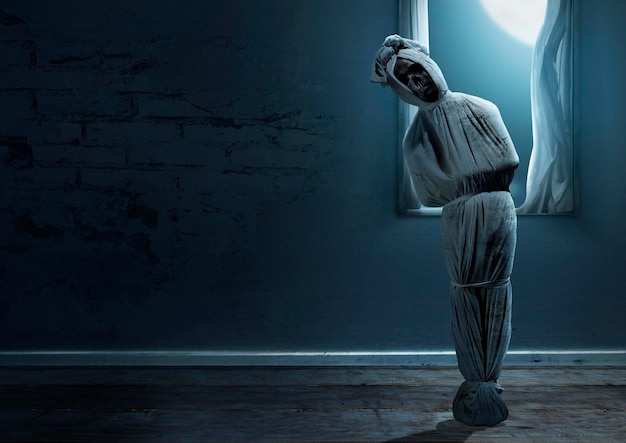 Pocong is bedekt met een witte linnen lijkwade die staat