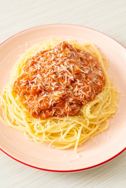 Photo pork bolognese spaghetti with parmesan cheese - italian food style