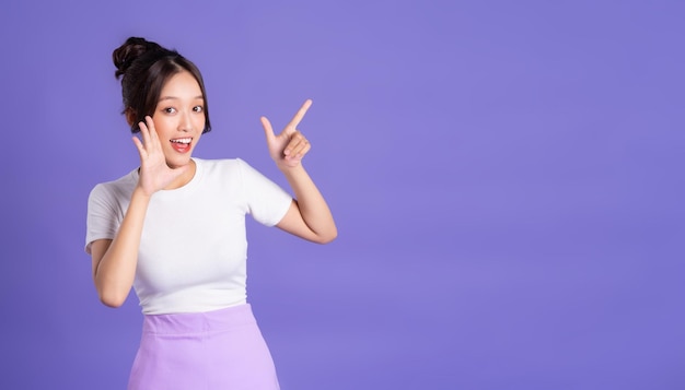 Photo portrait of a beautiful asian woman posing on a purple background