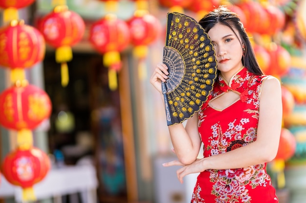 Photo portrait beautiful smiles asian young woman wearing red traditional chinese cheongsam