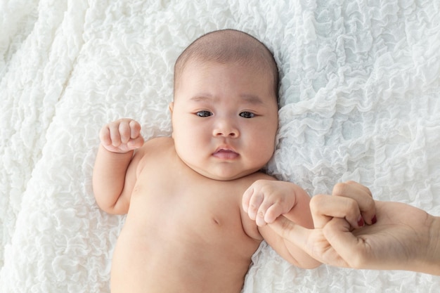 Photo portrait of cute baby lying on bed