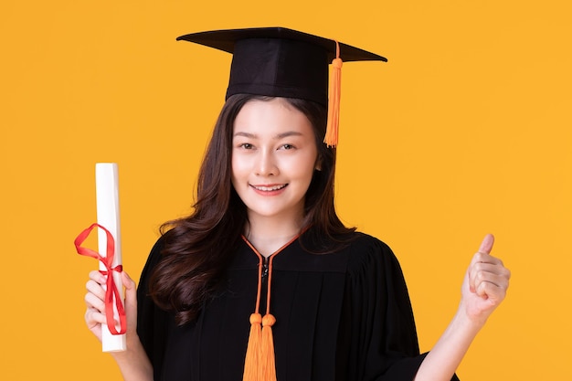 Photo portrait of smiling young woman against gray background