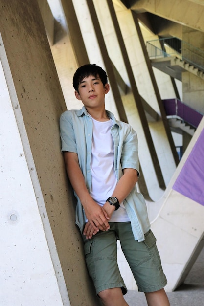 Photo portrait of young man standing against staircase