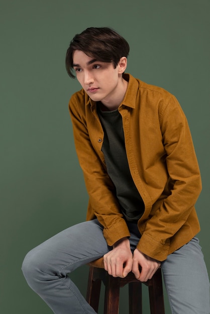 Photo portrait young man wearing shirt posing