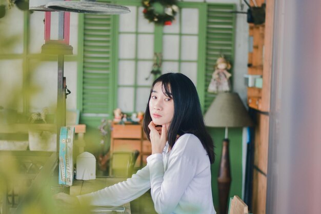 Photo portrait of young woman looking away