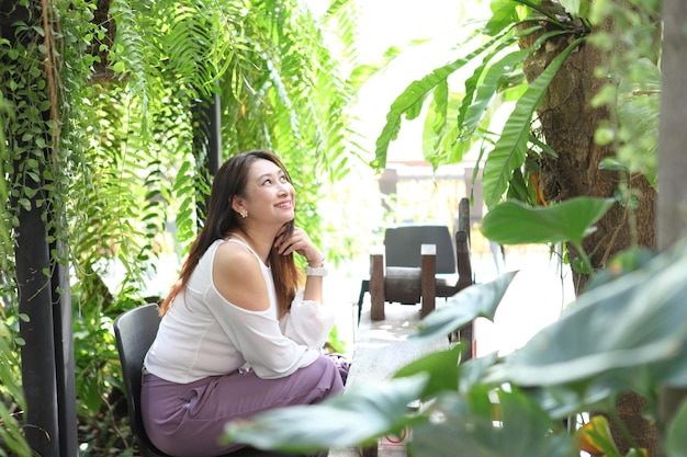Photo portrait of young woman sitting outdoors