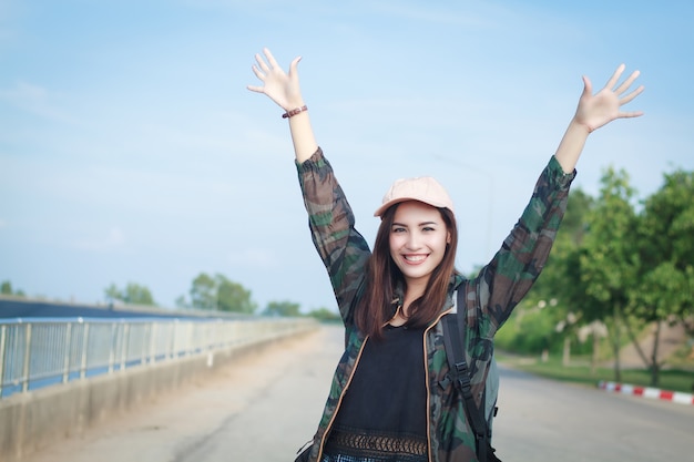 Portret Aziatische vrouw die backpacker en gelukkig glimlachen.