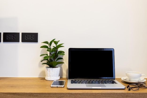 Photo potted plant on table against wall