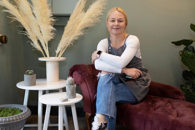 Presentabele ondernemer die verse bloemen en boeketten verkoopt