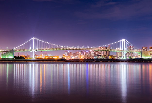 Regenboogbrug in Japan.