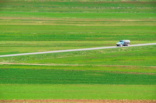 Photo road between cultivated agricultural fields