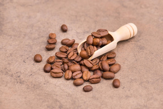 Photo roasted arabica coffee beans, hot drink for breakfast, background cafe