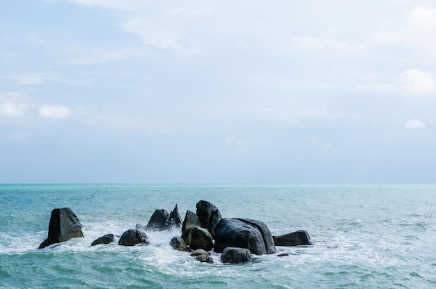 Photo rocks on sea shore against sky