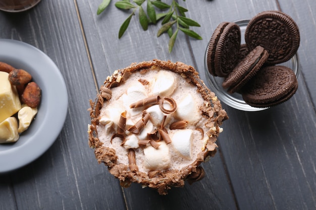 Foto samenstelling met lekkere cacaodrank op houten tafel