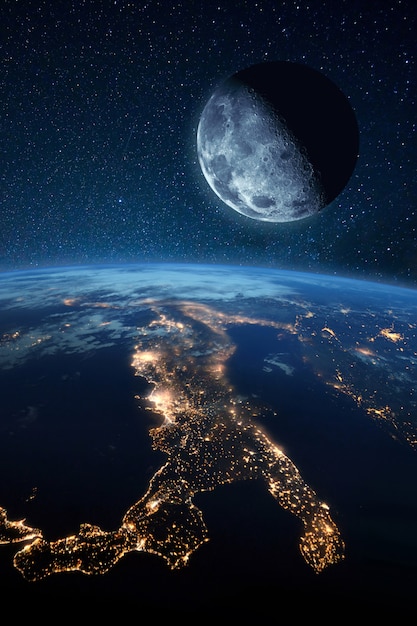 青い惑星地球の近くの衛星月とライトのある夜の都市。宇宙画像