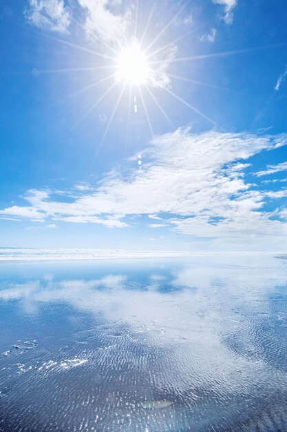 Foto vista panoramica del paesaggio nuvoloso contro il cielo blu in una giornata di sole