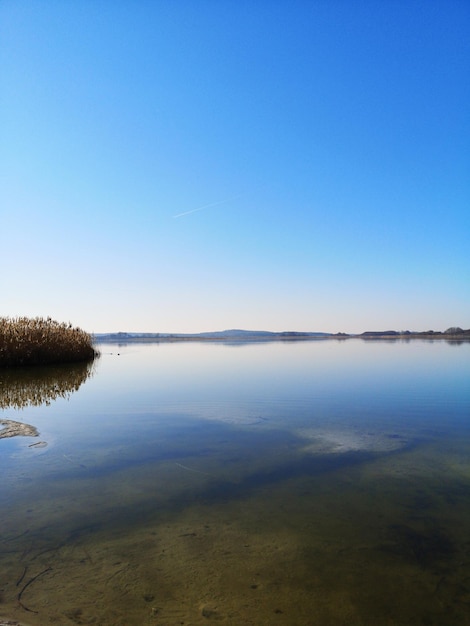 Photo scenic view of lake against clear blue sky