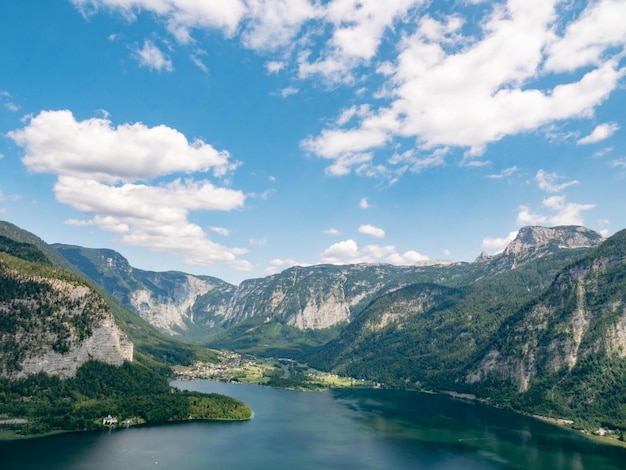 Foto vista panoramica del lago e delle montagne sul cielo