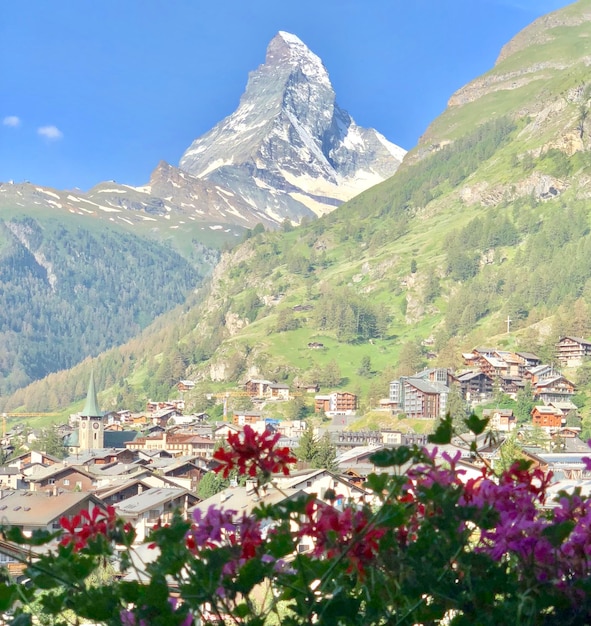 Foto vista panoramica di montagne e edifici contro il cielo