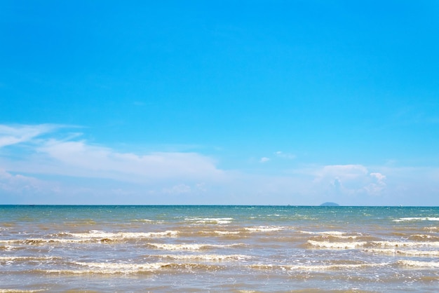 Photo scenic view of sea against blue sky