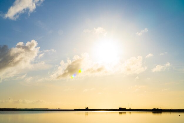 Photo scenic view of sea against sky during sunset