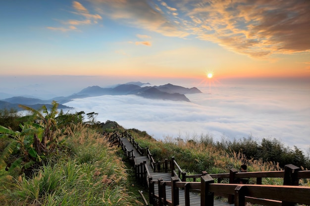 Photo scenic view of sea against sky during sunset