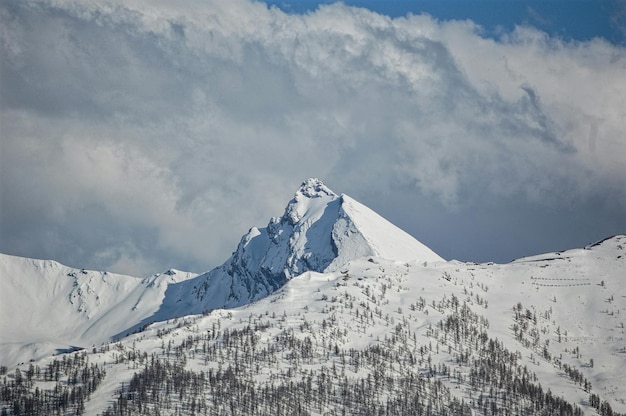 Photo scenic view of snowcapped mountains against sky