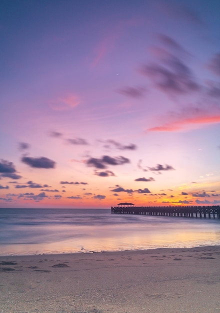 Foto schilderachtig uitzicht op het strand tegen de hemel bij zonsondergang