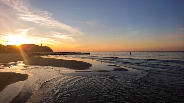 Foto schilderachtig uitzicht op het strand tegen de hemel bij zonsondergang