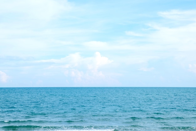 Photo sea beach in summer at tropical island background, holiday vacation background