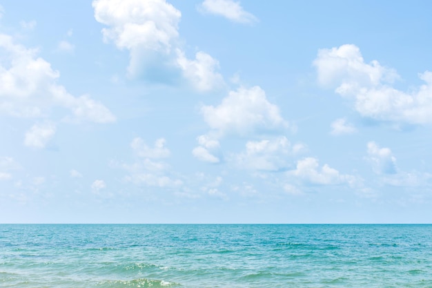 Photo the sea with blue sky and cloud tranquility and fresh air for relaxing time