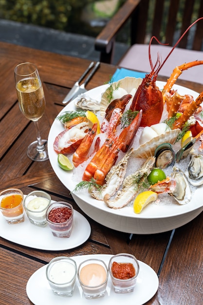 Foto frutti di mare su ghiaccio con vino bianco