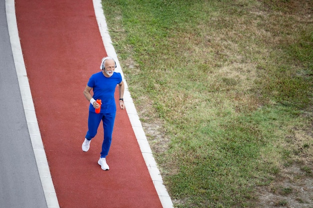 Photo senior runner training in retirement time